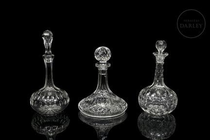 Drei Flaschen aus transparentem Glas (eine im Schi