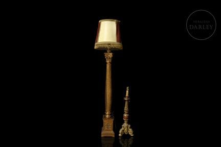 Große Stehlampe mit einem geschnitzten und vergold