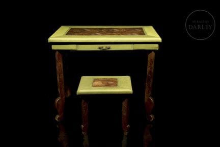 Bois sculpté ; table à un tiroir et tabouret bas a