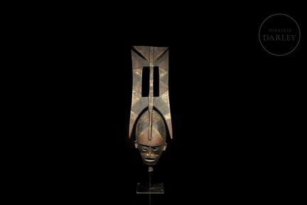 Die aus Holz geschnitzte Figur weist ein anthropom