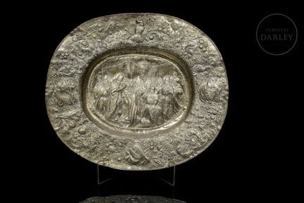 Grande fontana ovale in argento riccamente lavorat