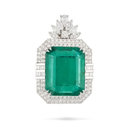SANS PRIX DE RÉSERVE - UN PENDENTIF EN ÉMERAUDE ET