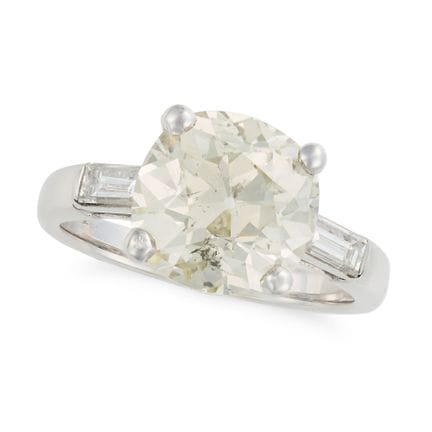 NO RESERVE - A 4.97 CARAT OLD CUT DIAMOND RING set
