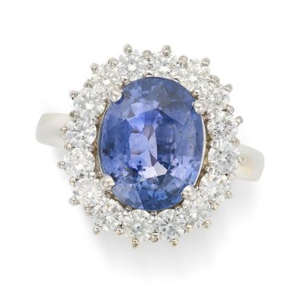 NO RESERVE - A SAPPHIRE AND DIAMOND CLUSTER RING s