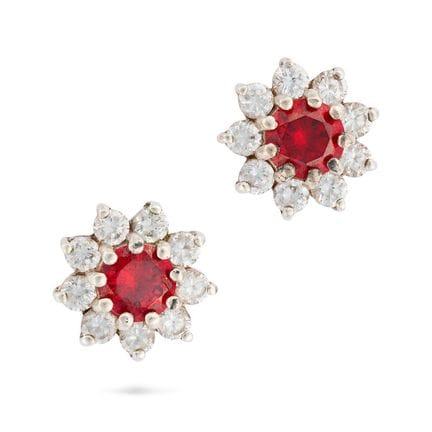 SANS PRIX DE DÉPART - UNE PAIRE DE BOUCLES D'OREIL