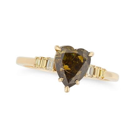 SANS PRIX DE RÉSERVE - UNE BAGUE EN DIAMANT FANCY 