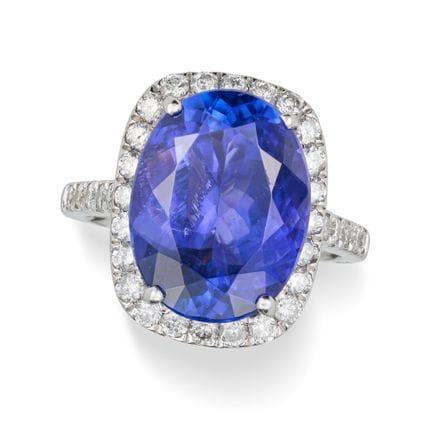 NO RESERVE - A TANZANITE AND DIAMOND RING in plati