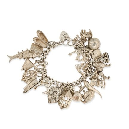 SANS PRIX DE DÉPART - UN BRACELET À BRELOQUES EN A