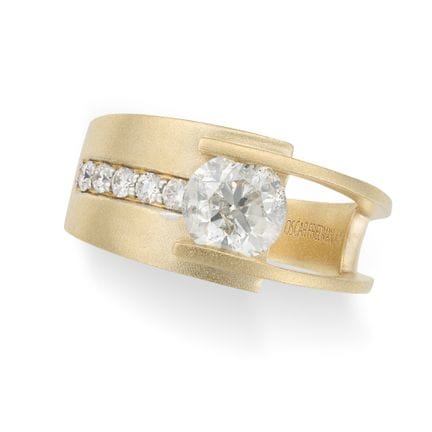 NO RESERVE - A DIAMOND RING set with a round brill