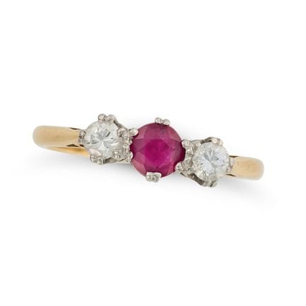 SANS PRIX DE DÉPART - BAGUE À TROIS PIERRES (DIAMA