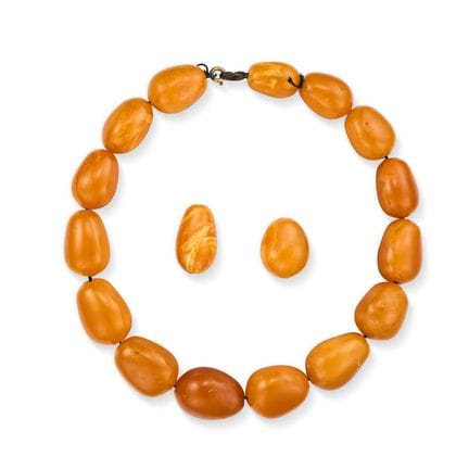NO RESERVE - AN ANTIQUE BUTTERSCOTCH AMBER BEAD NE