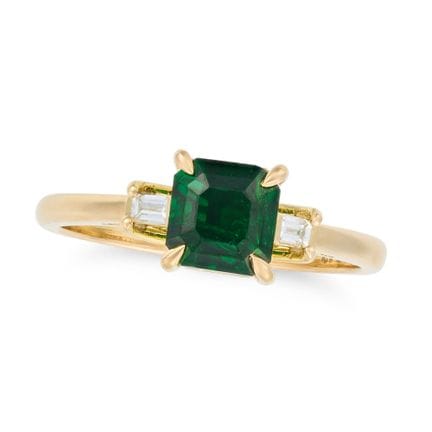 NO RESERVE - A TSAVORITE GARNET AND DIAMOND RING s