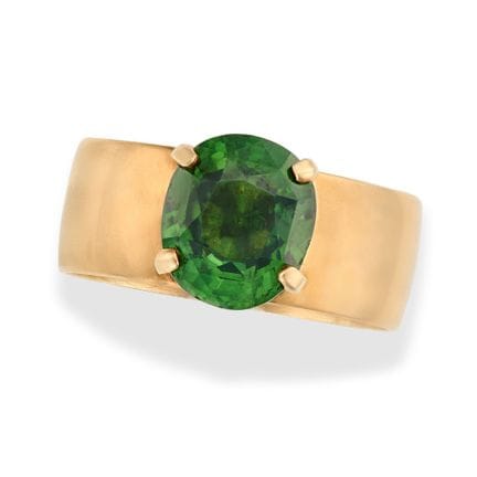 NO RESERVE - A VINTAGE DEMANTOID GARNET RING in 9c