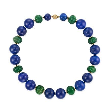 Eine Halskette aus Lapislazuli- und Quarzperlen, b