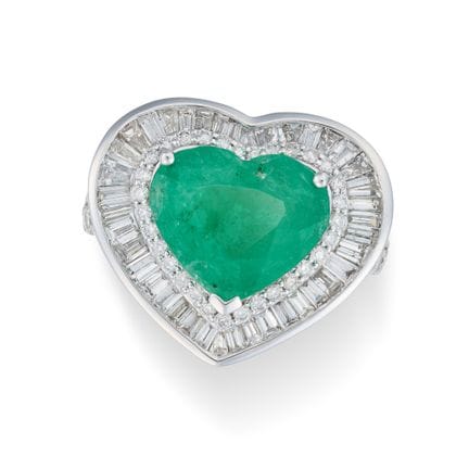 EIN SMARAGD- UND DIAMANT-HERZRING, besetzt mit ein