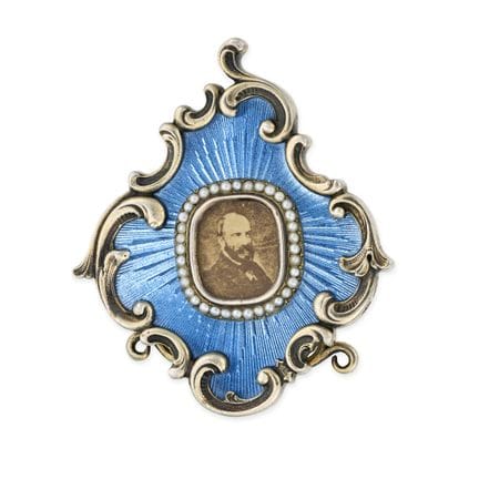 FABERGE, EIN ANTIKER FOTORAHMEN AUS EMAILLE UND PE