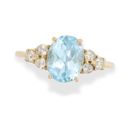 Ein Ring mit blauem Topas und Diamanten, besetzt m