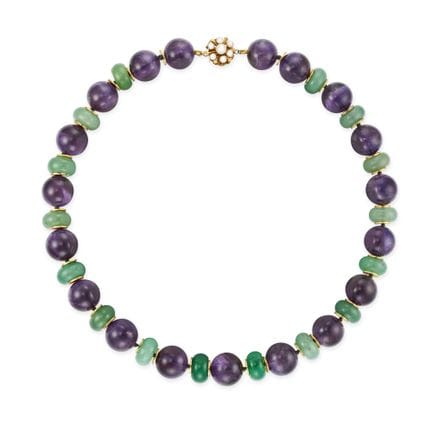 EINE HALSKETTE AUS AMETHYST, QUARZ UND PERLEN aus 
