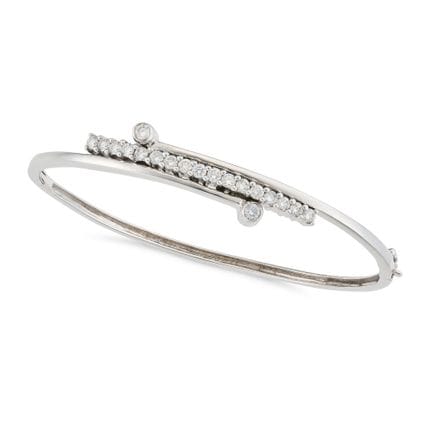 EIN DIAMANT-ARMBAND: Das klappbare Armband im Cros