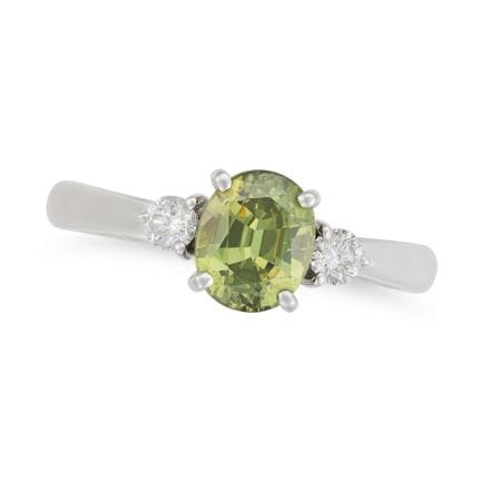 EIN RING MIT DEMANTOID-GRANAT UND DIAMANTEN (DREI 
