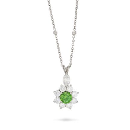 EINE HALSKETTE MIT EINEM ANHÄNGER AUS DEMANTOID-GR