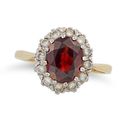 Ein Granat- und Diamant-Cluster-Ring aus 18-karäti