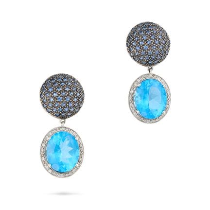 EIN PAAR OHRRINGE AUS BLAUEM TOPAZ, SAPHIR UND DIA
