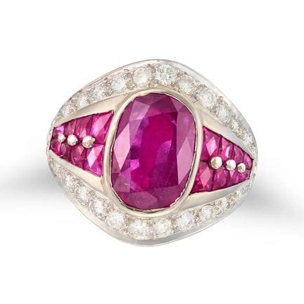 EIN FEINER RUBIN- UND DIAMANT-KLEIDERRING, besetzt