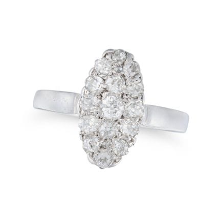 Ein DIAMANT-NAVETTE-RING aus Platin, dessen Navett