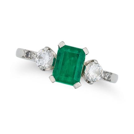 EIN SMARAGD- UND DIAMANT-RING, besetzt mit einem a