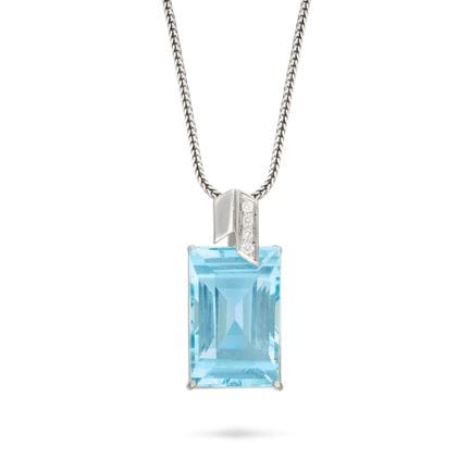 EINE HALSKETTE MIT AQUAMARIN- UND DIAMANT-ANHÄNGER