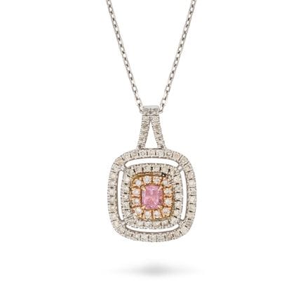 EINE HALSKETTE MIT EINEM ANHÄNGER AUS ROSA UND WEI