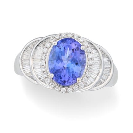 Ein TANZANIT- UND DIAMANT-RING, besetzt mit einem 