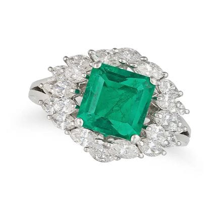 FINE EMERALD- UND DIAMANT-CLUSTER-RING, besetzt mi