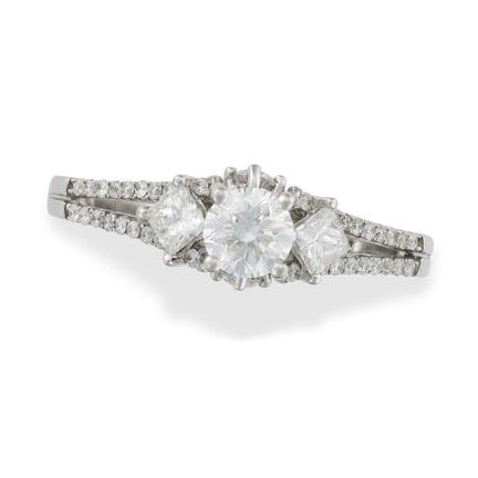 Ein DIAMANT-RING, besetzt mit drei Hauptsteinen im