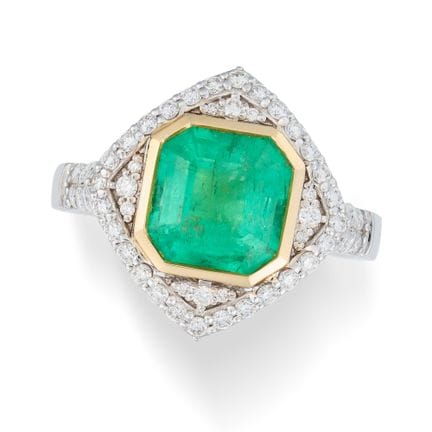 Ein kolumbianischer Smaragd- und Diamantring mit 2
