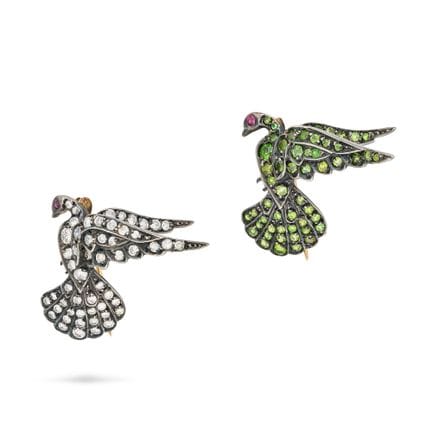EIN PAAR VOGELBROSCHEN AUS DEMANTOID-GRANAT, DIAMA