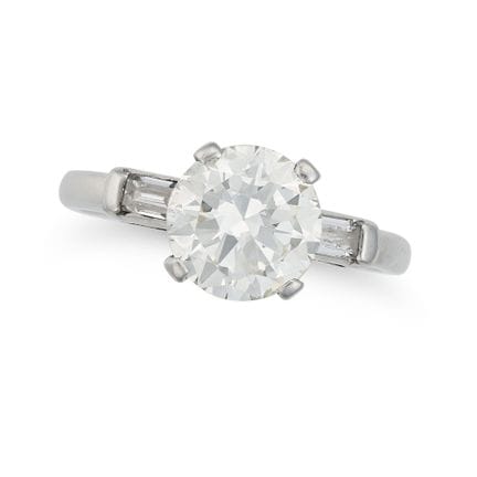 Ein Solitär-Diamantring aus Platin, besetzt mit ei