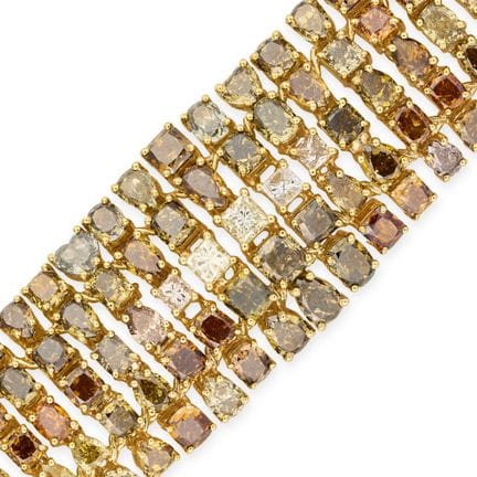 EIN ARMBAND MIT FARBIGEN DIAMANTEN, bestehend aus 