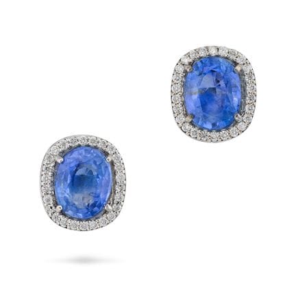 UNE PAIRE DE BOUCLES D'OREILLES EN SAPHIR ET DIAMA