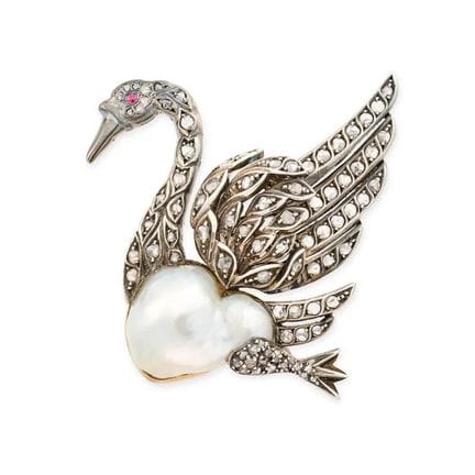 BROCHE DE COSEAU EN PERLE BAROQUE, DIAMANT ET RUBI