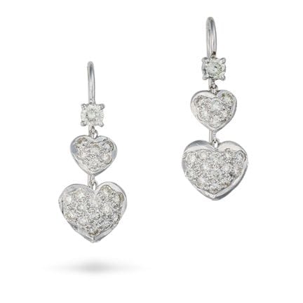 UNE PAIRE DE BOUCLES D'OREILLES EN FORME DE CŒUR S