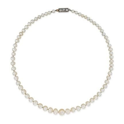 UN MAGNIFIQUE COLLIER ANTIQUE EN PERLES NATURELLES
