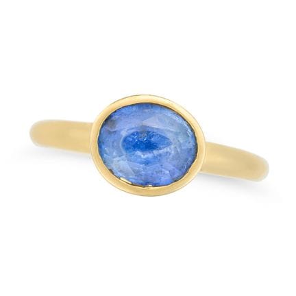 Une bague en saphir sertie d'un saphir de taille o