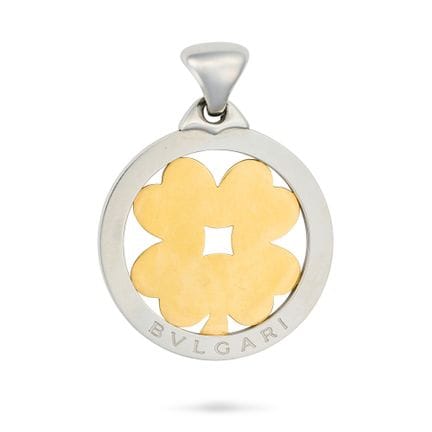 宝格丽（BULGARI），一款18K黄金与钢材打造的圆形三叶草吊坠，圆形吊坠中央饰有三叶草图案，刻有