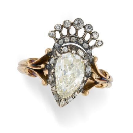 UNE MAGNIFIQUE BAGUE DE SOIÉRIE ANTIQUE EN DIAMANT