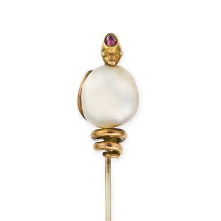UNE BROCHE ANTIQUE EN FORME DE SERPENT, ORNÉE D'UN