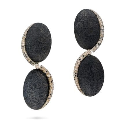 UNE PAIRE DE BOUCLES D'OREILLES EN OBSIDIENNE ET D