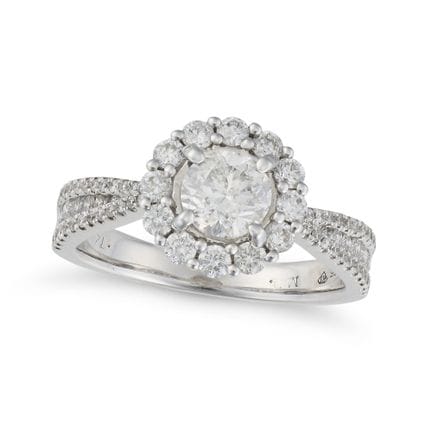 Une bague à grappe de diamants sertie d'un diamant