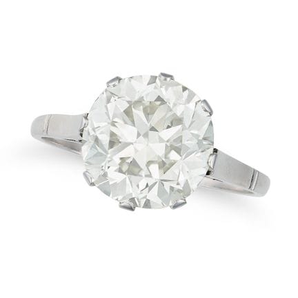 UNE MAGNIFIQUE BAGUE ART DÉCO EN PLATINE AVEC UN D